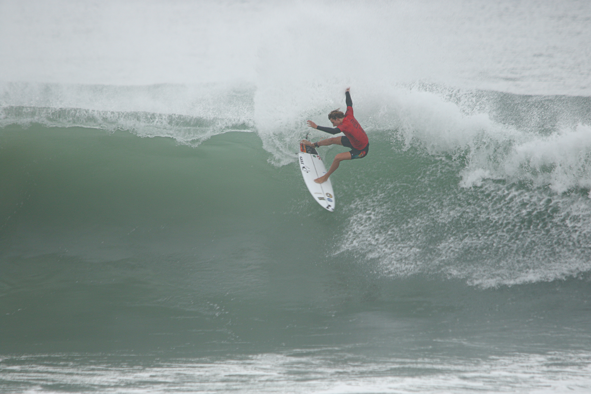 Ryan Kainalo jogando água na Praia da Macumba.