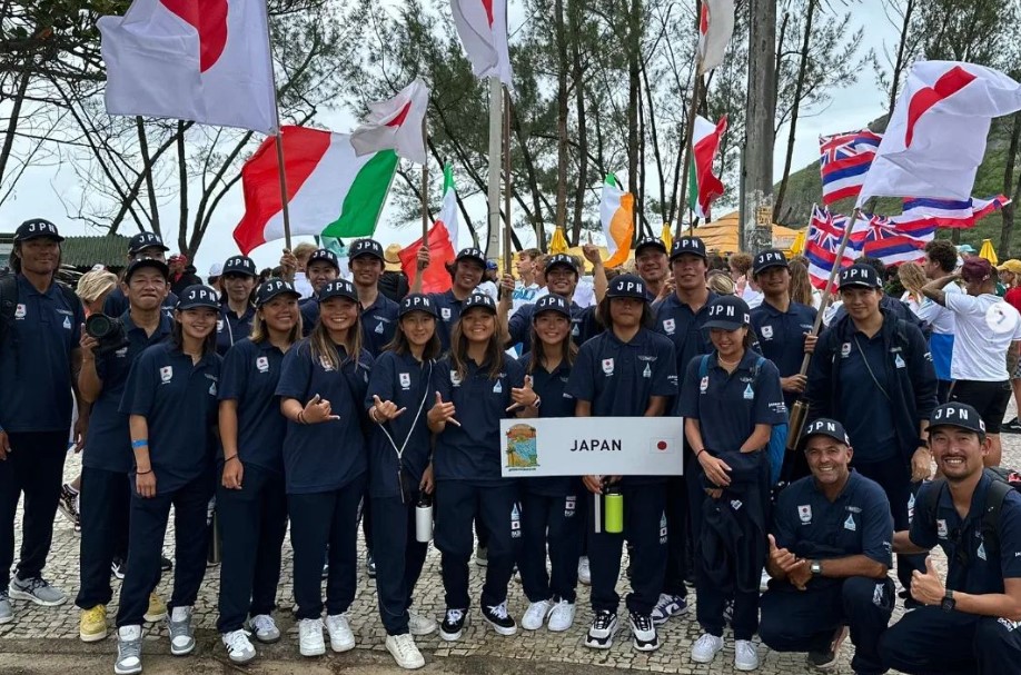 Equipe japonesa no ISA Games 2023 - Vitinho segundo da esquerda para a direita ajoelhado.