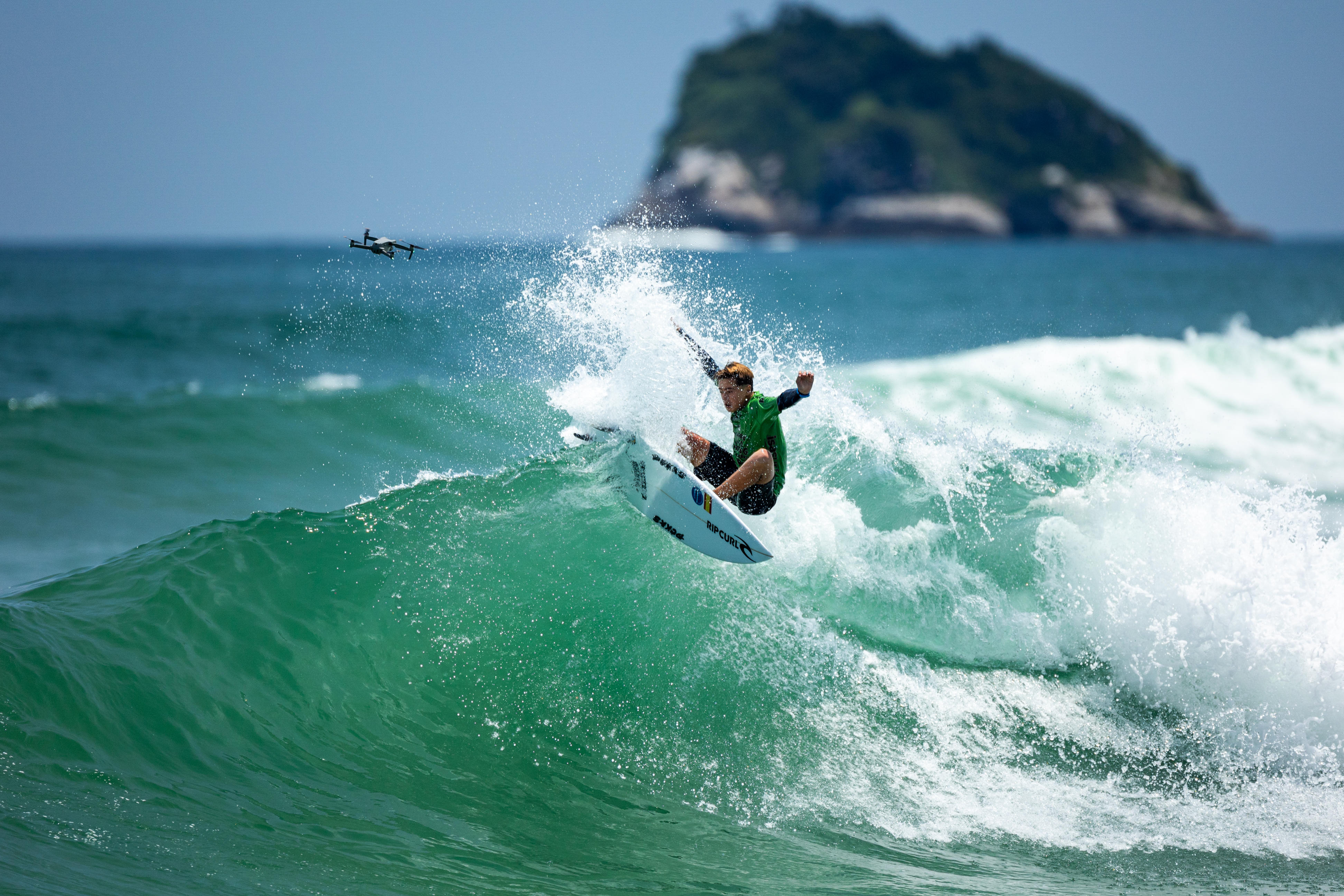 Hans Odriozola mostra as quilhas na Praia da Macumba.