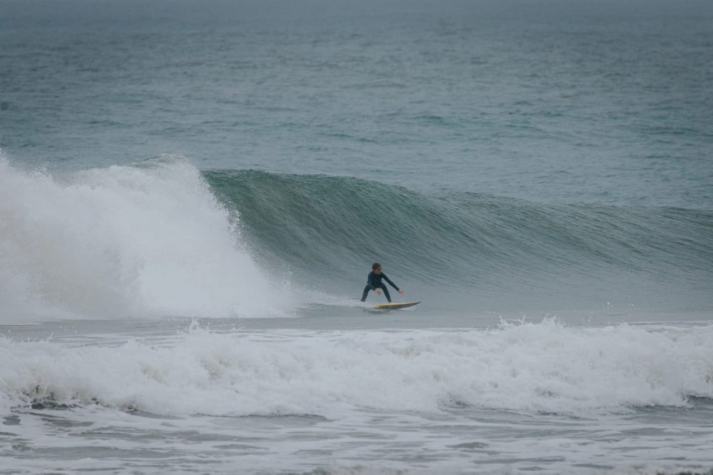Maya em uma esquerda da Praia da Ferrugem (SC).