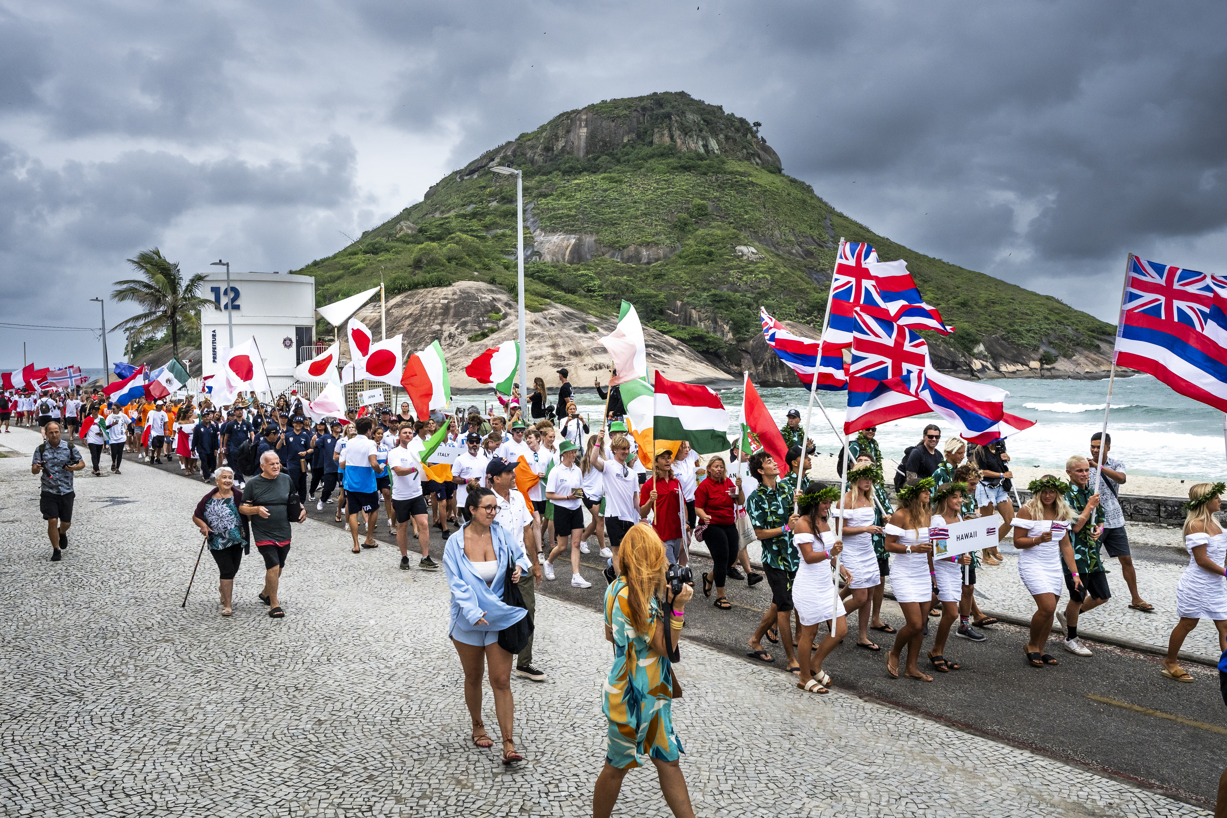 O desfile de abertura do ISA Games na Praia da Macumba.