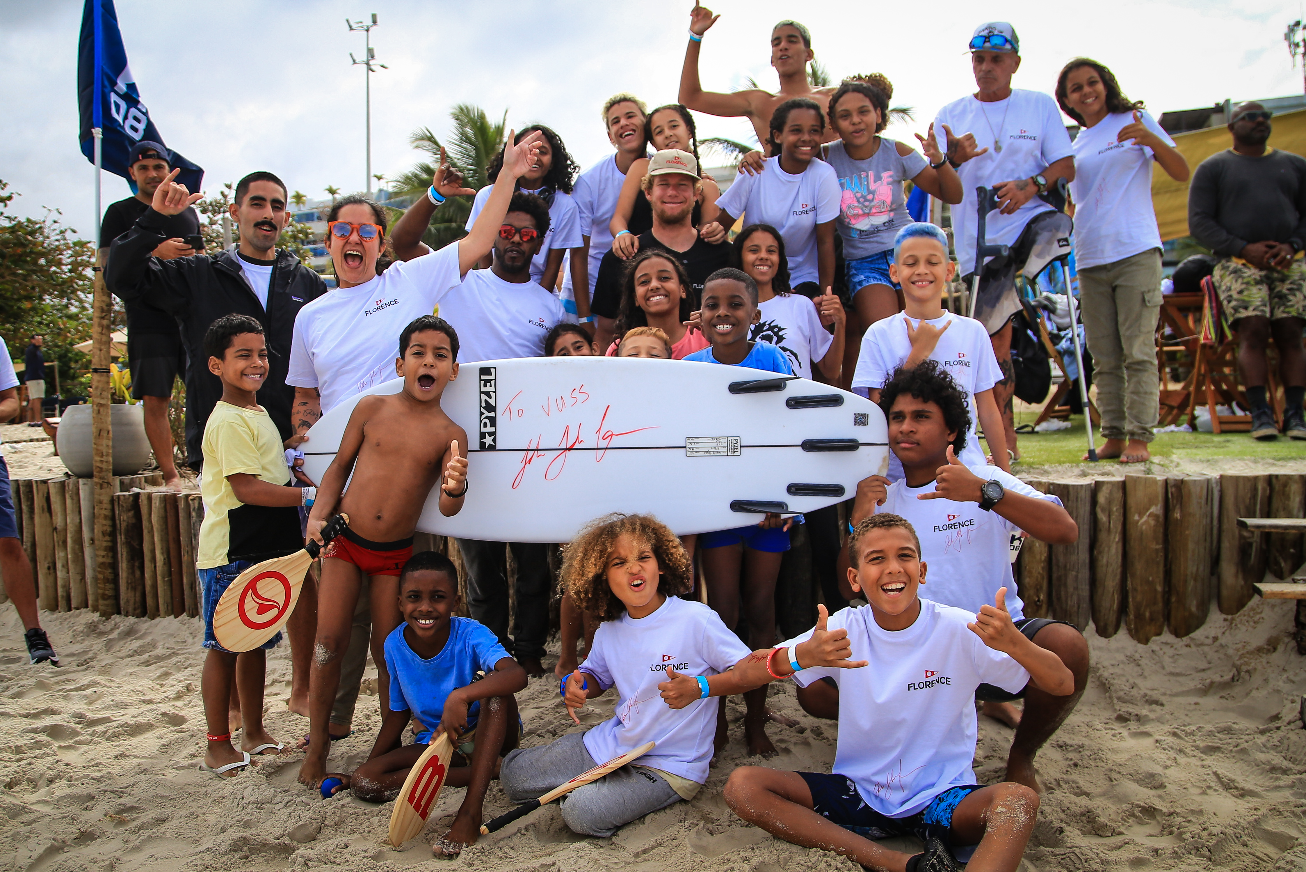 John Florence e a garotada do projeto Vivendo um Sonho Surf, no Rio de Janeiro.