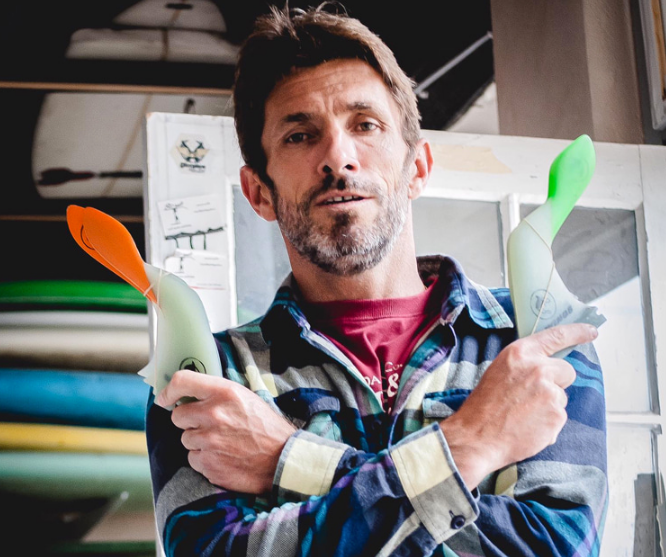 Xabi Lafitte, cofundador da S-Wings com duas quilhas de teste usadas nas pranchas ND Surf.