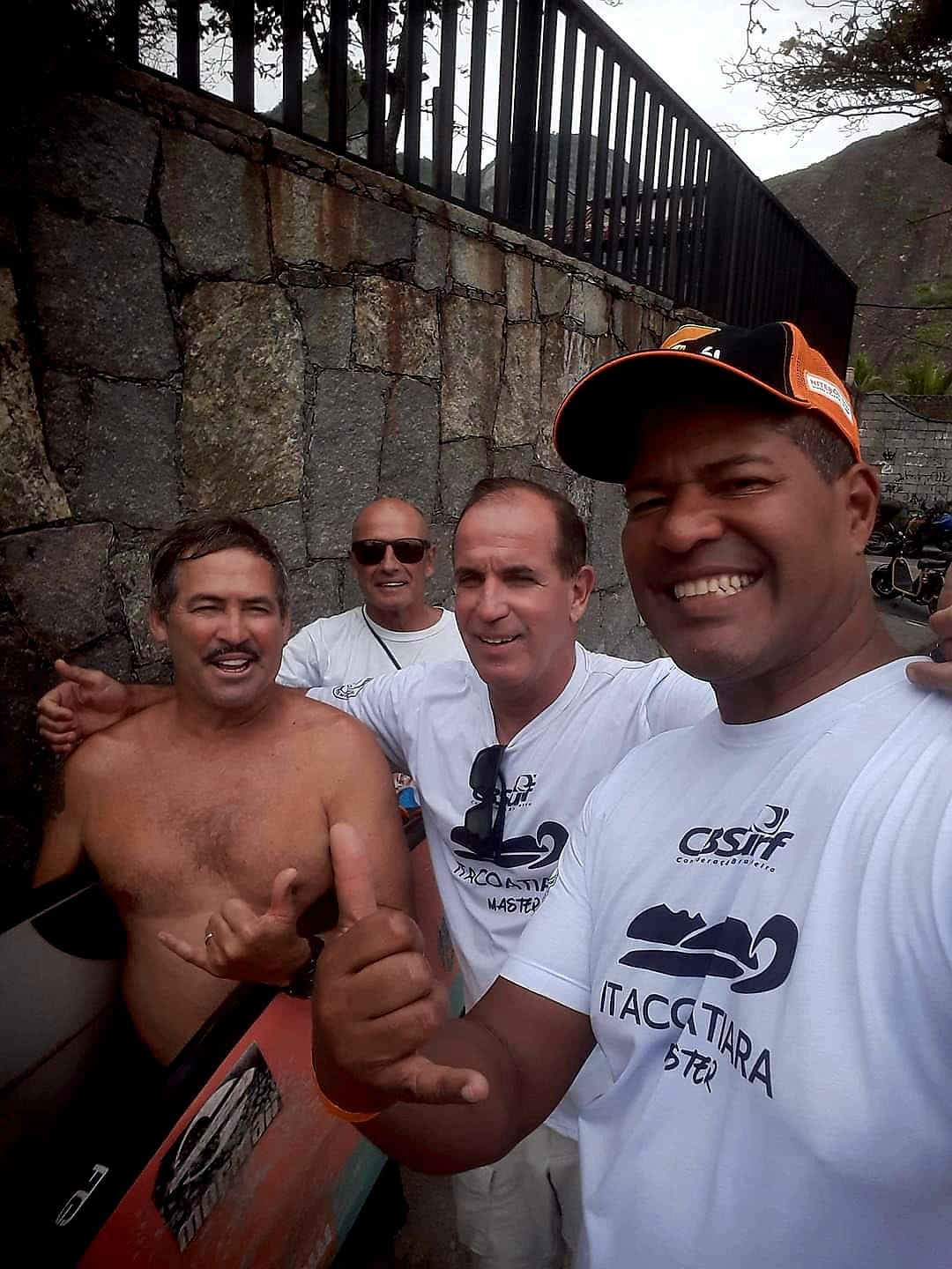 O locutor Gilberto Pereira (selfie); ao centro Marcus Tani ( juiz local de Itacoa); Fábio Gouveia e ao fundo Jorge Punaro. Foto feita durante campeonato Master em Itacoatiara em 2023.
