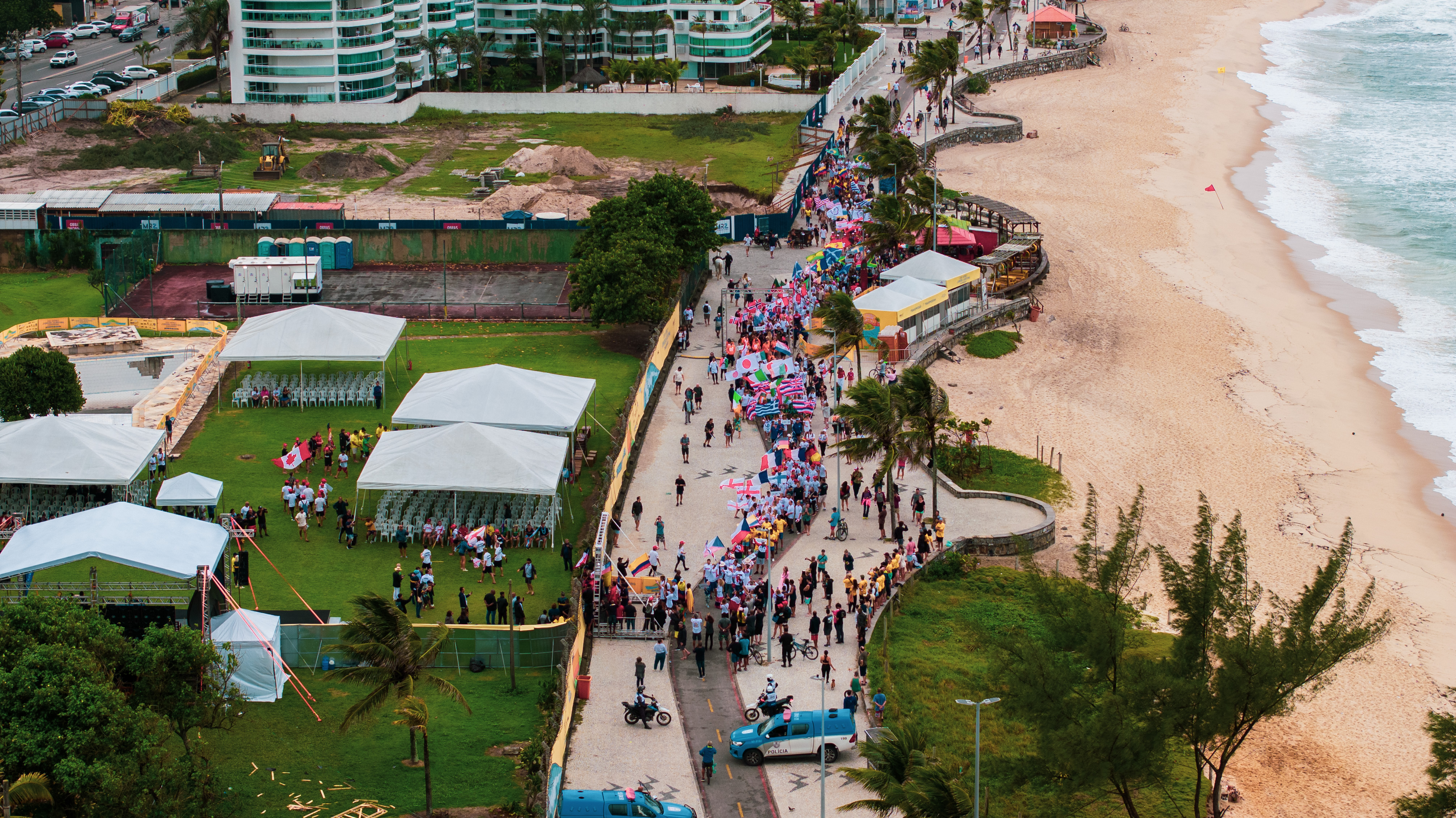 O desfile de delegações na Praia da Macumba.