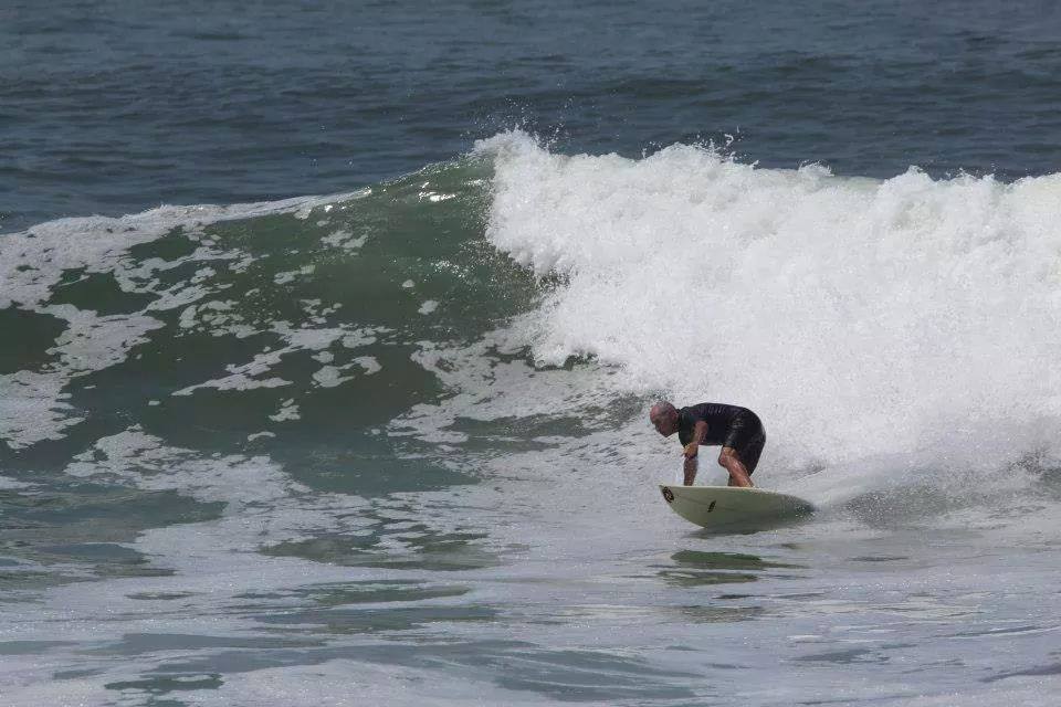 Jorge Punaro pega uma direita em Punta Rocas, Peru.