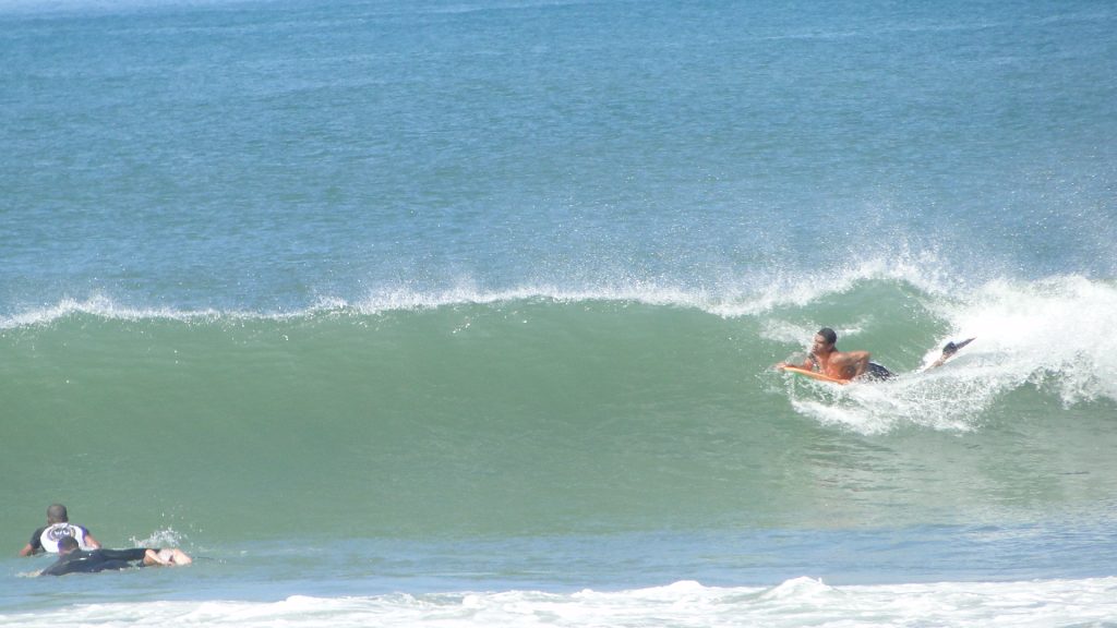 Hugo Aurélio em direita na Praia de Itaúna, Saquarema (RJ), 2024.