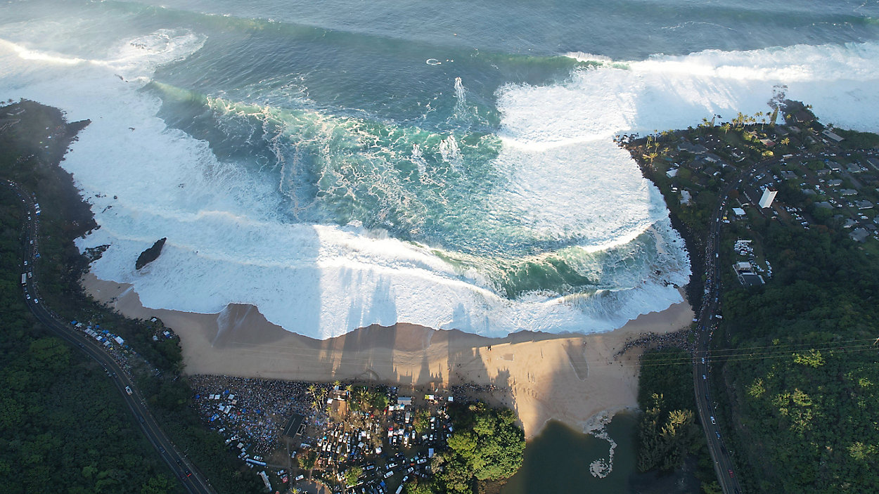 Emitido sinal vermelho em Waimea e Eddie Aikau Invitational segue em espera até entrada de swell consistente.