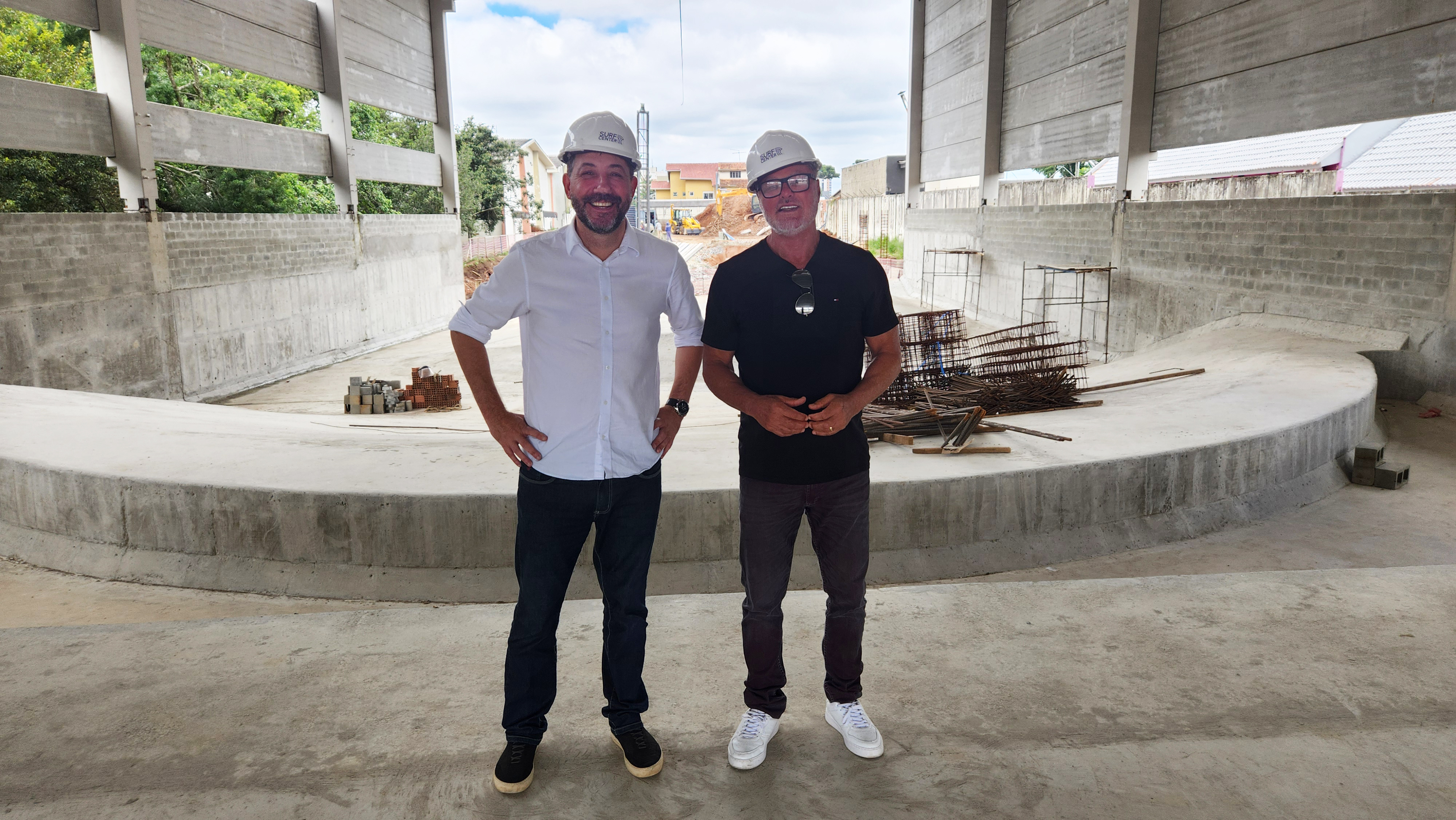 Fabrício Stedile e Kadu Moliterno, na Surf Center em Curitiba (PR).