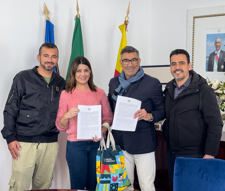 Thiago Jacaré, Catiane Seife, Manuel Serqueira e Estener Soratto na Câmara Municipal de Nazaré, em Portugal com pedido de geminação assinado.