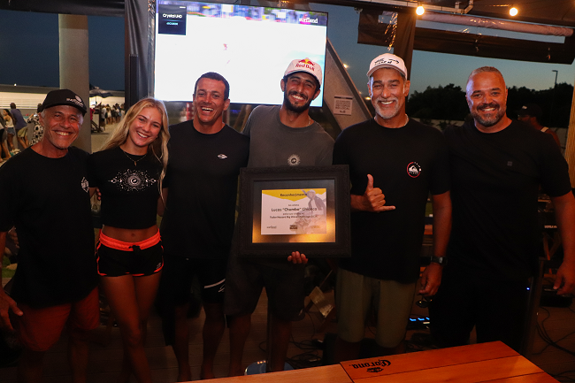 Lucas Chumbo recebe homenagem da Surfland Brasil.