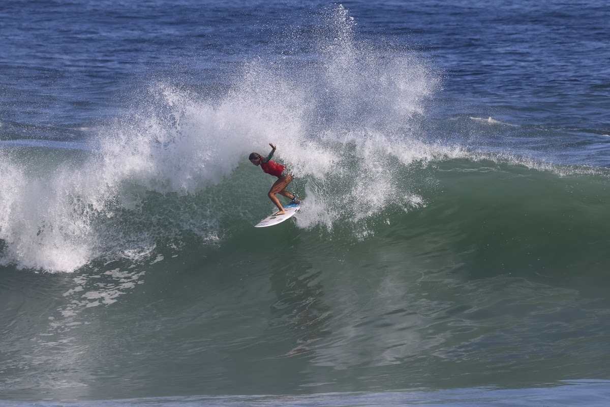Laura Raupp faz os recordes femininos do sábado na Praia de Itaúna.