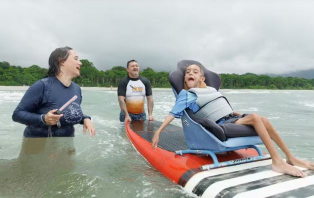 Marquinhos se diverte com seus pais em Ubatuba (SP).
