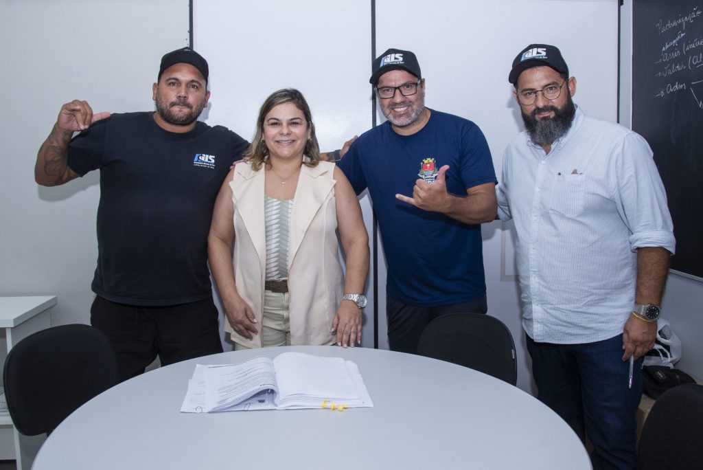 Prefeita de Ubatuba (SP) assina repasse anual para Associação Ubatuba de Surf.