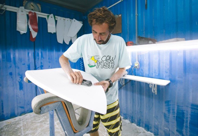 Evandro Santana - shaper Pró-Ilha. Foto de 2018. Publicada no guia em 2024.
