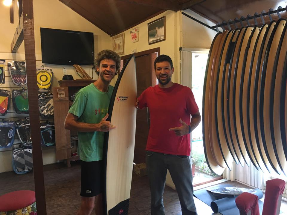 Fábio entrega um foguete a Gustavo Kerten.