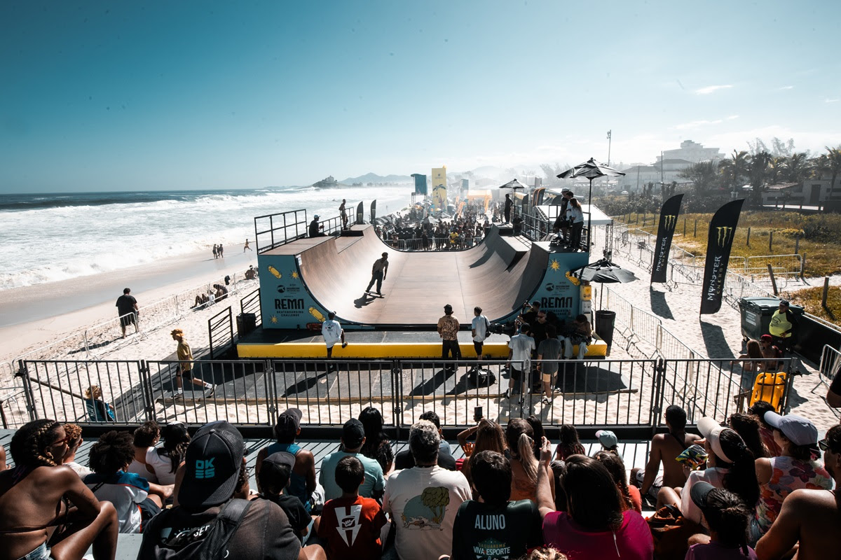Pista com arquibancada para assistir o show de grandes estrelas do skate.
