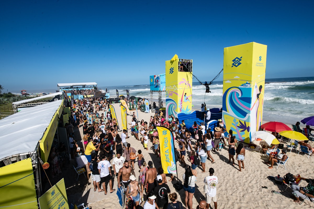 Muita gente aproveita as atrações extras dos patrocinadores no sábado.