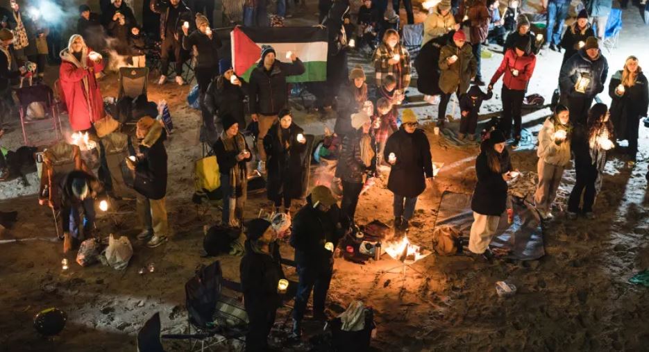 Comunidade do surfe de Tynemouth, na Inglaterra, reuniu-se na praia no final de 2023 para assistir ao documentário Gaza Surf Club.