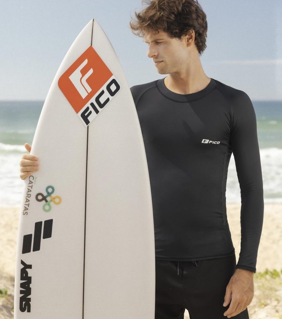 Matheus Navarro com coleção masculina da Linha Legacy Fico