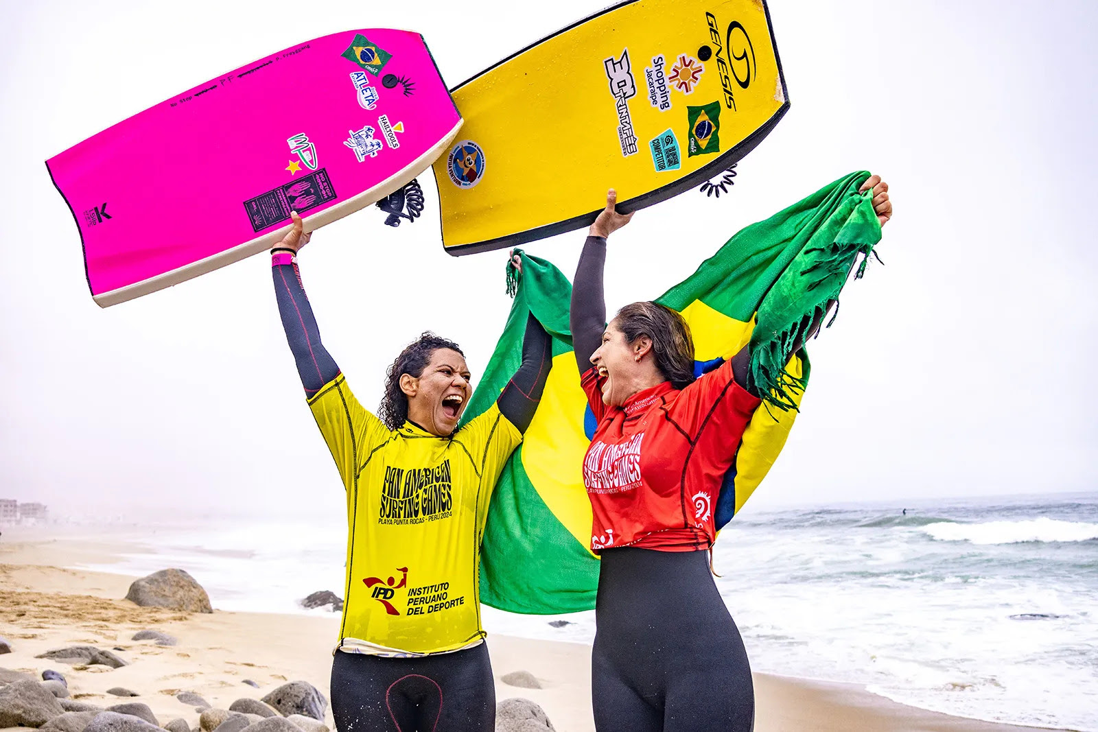 Dobradinha brasileira no bodyboard feminino, com medalha ouro e de prata. Beatriz Arleo, da Colômbia, conquistou o bronze e Luz Marie Grande, de Porto Rico, o cobre. Foto: Michael Tweddle / PASA.