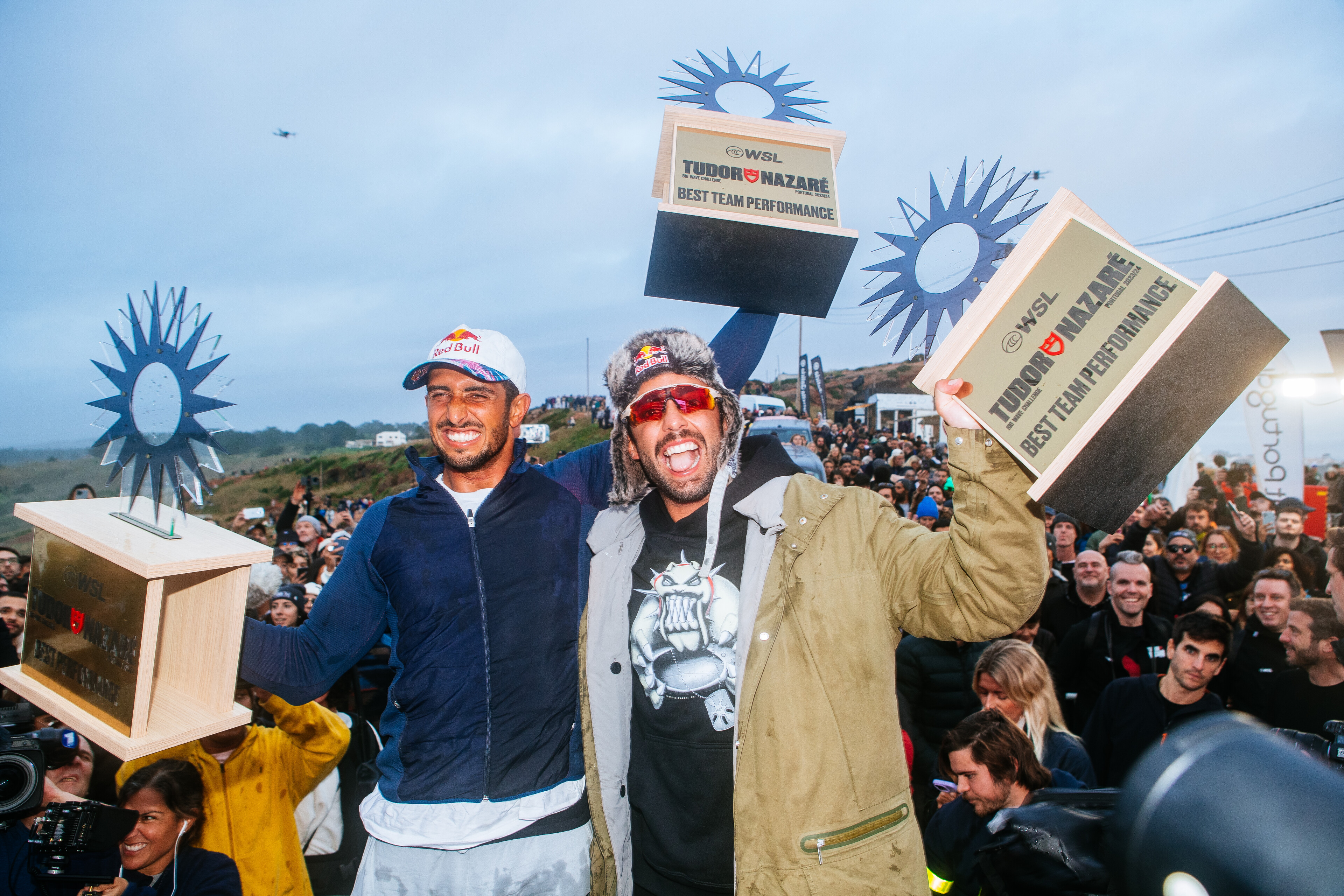 Pedro Chianca e Pedro Scooby reeditam nesta temporada dupla vitoriosa em Nazaré, Portugal.