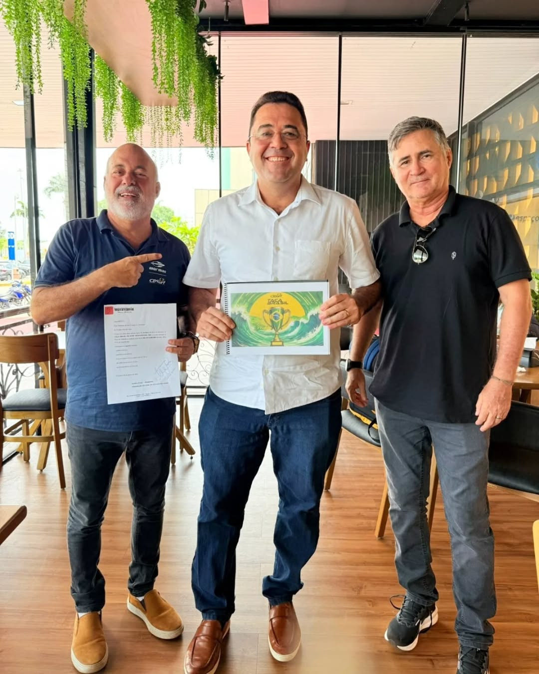 Geraldo Cavalcanti (à esq.), com de São Gonçalo do Amarante, Marcelo Teles (ao centro), e o Presidente da Federação de Surf do Ceará, Amélio Junior (à dir.).