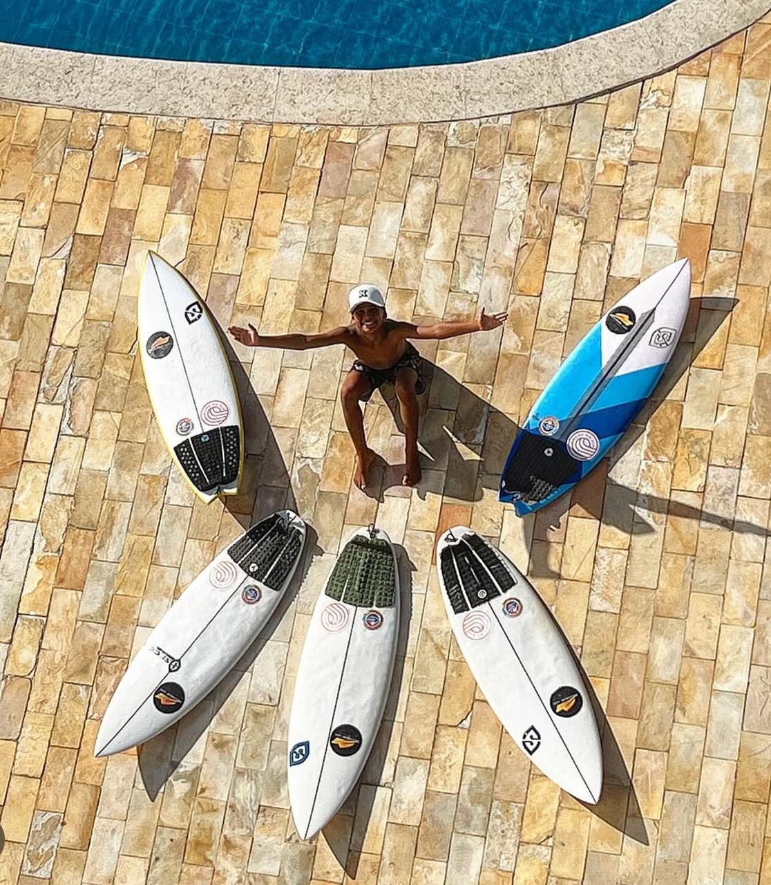 Lorenzo amarradão com seu quiver.