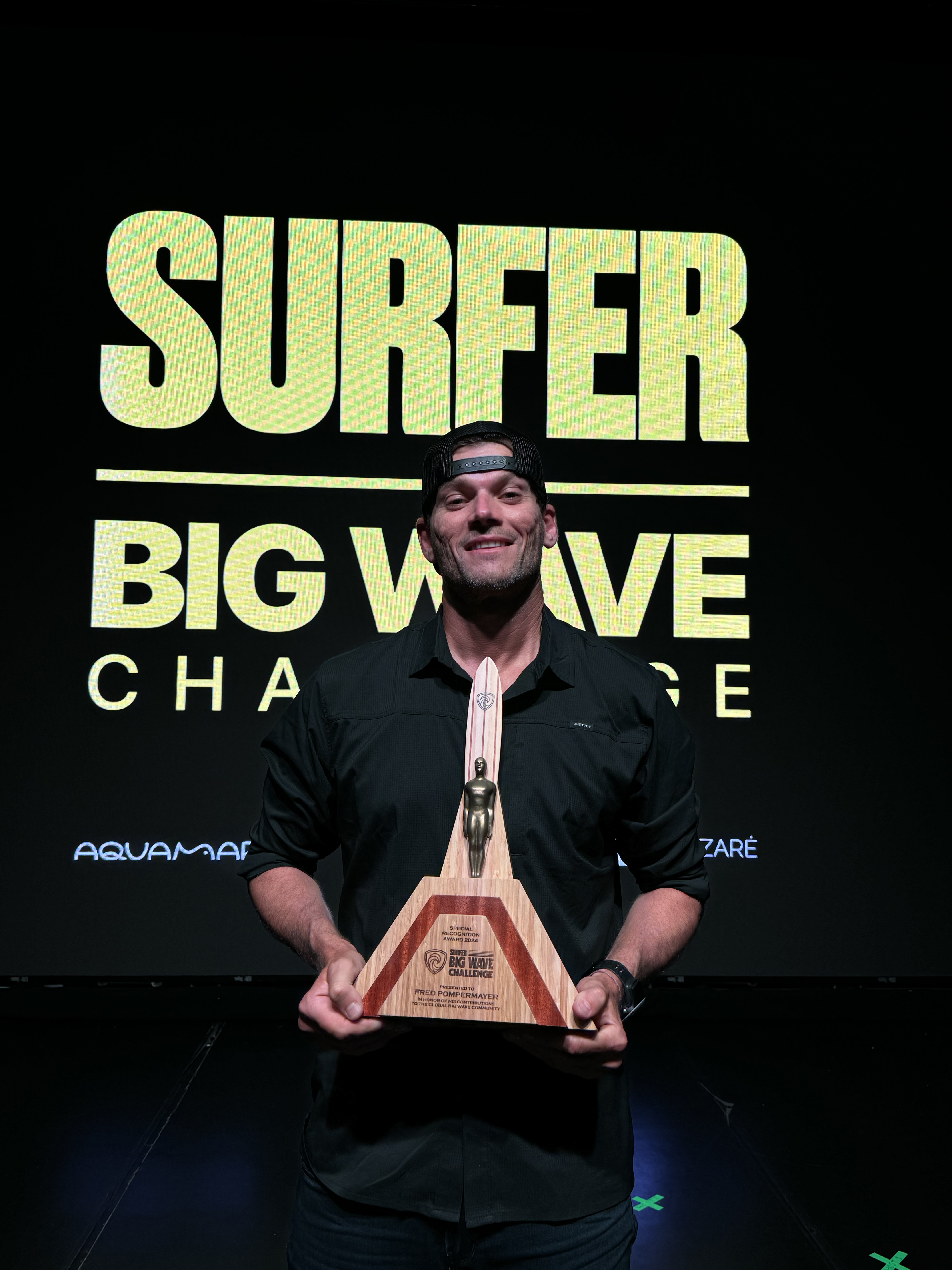 Fred Pompermayer exibe troféu do Big Wave Challenge Awards 2024.