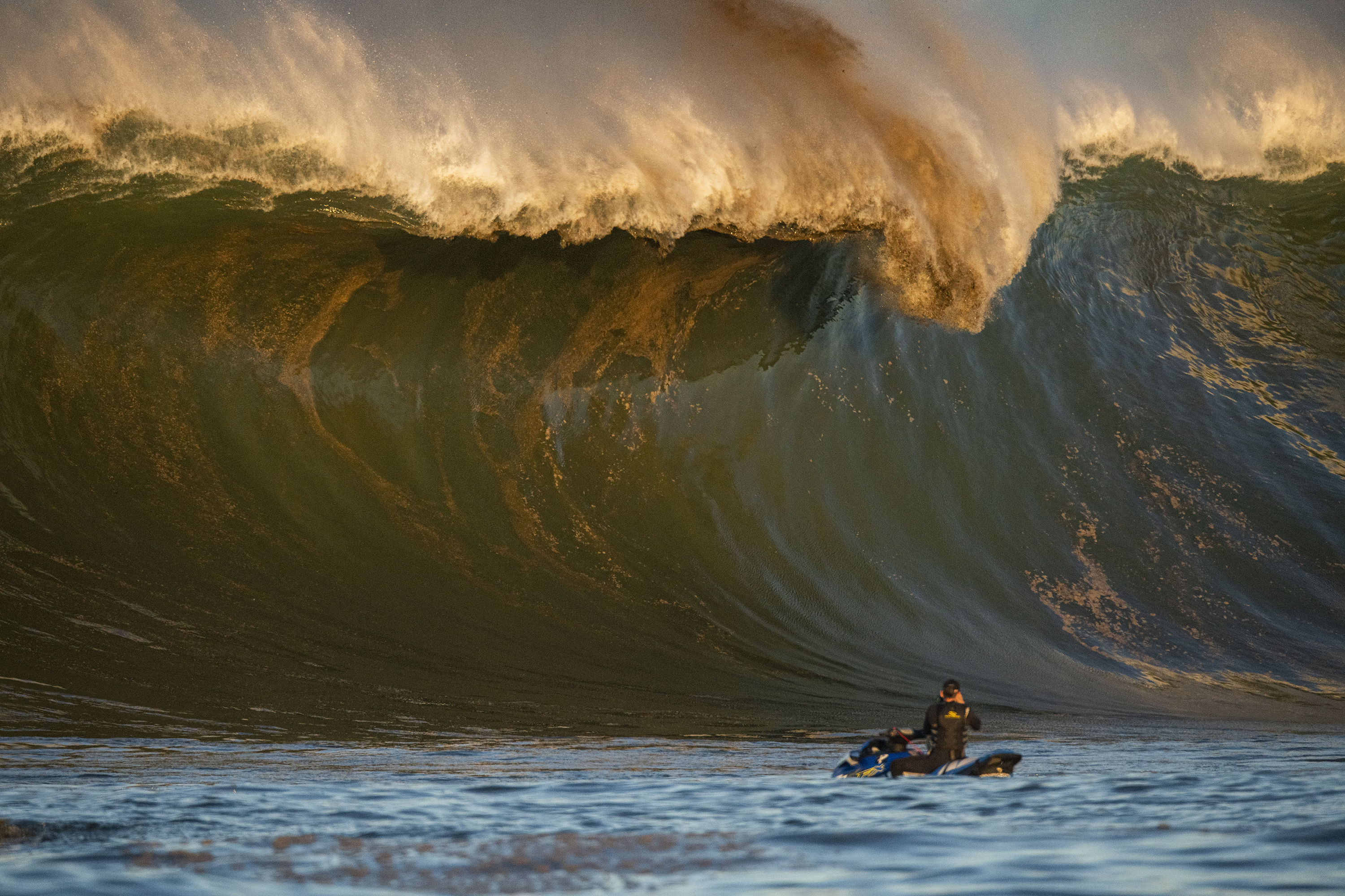 Onda sinistra de Mavericks, Califórnia em 2020, escritório do fotógrafo Fred Pompermayer.