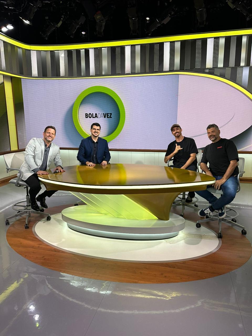 André Plihal, Adrian Kojin, Matheus Castro durante gravação do Bola da Vez, do canal ESPN Brasil.