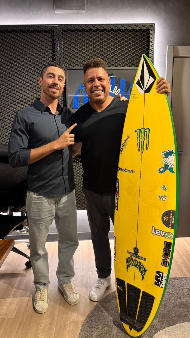 Yago Dora e o ídolo Ronaldo Fenômeno, inspiração para a lycra número 9 e o cabelo Cascão.