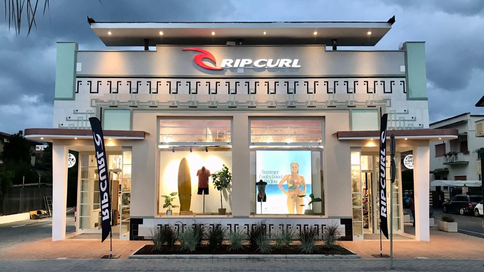 Fachada de unidade da Rip Curl nos EUA, onde a marca passa por reestruturação.