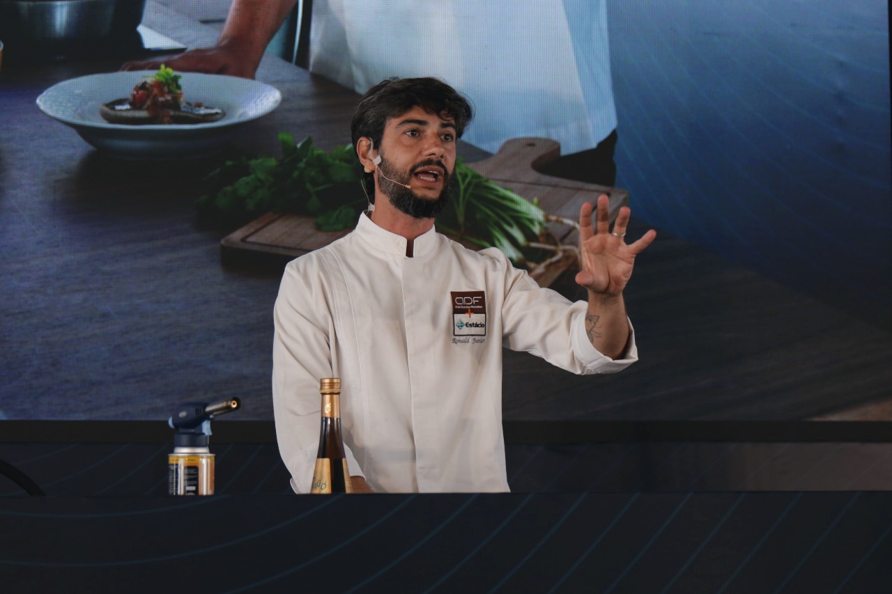 Chef Ronald Júnior prepara guandu com robalo no Blue Gastronomy Stage.