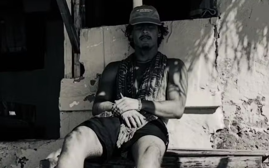 Yam Wisman durante surftrip pelo planeta.