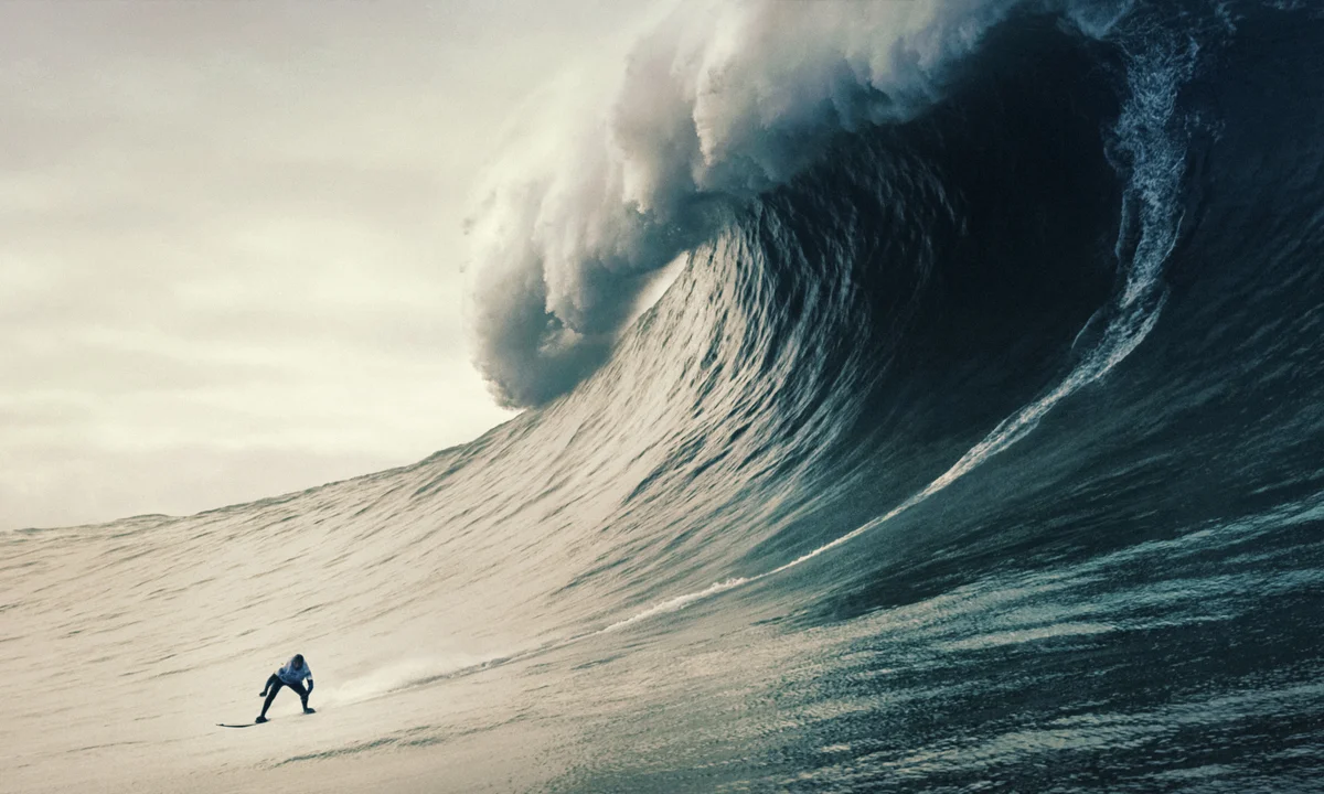 Maya Gabeira em ação em Nazaré, Portugal.