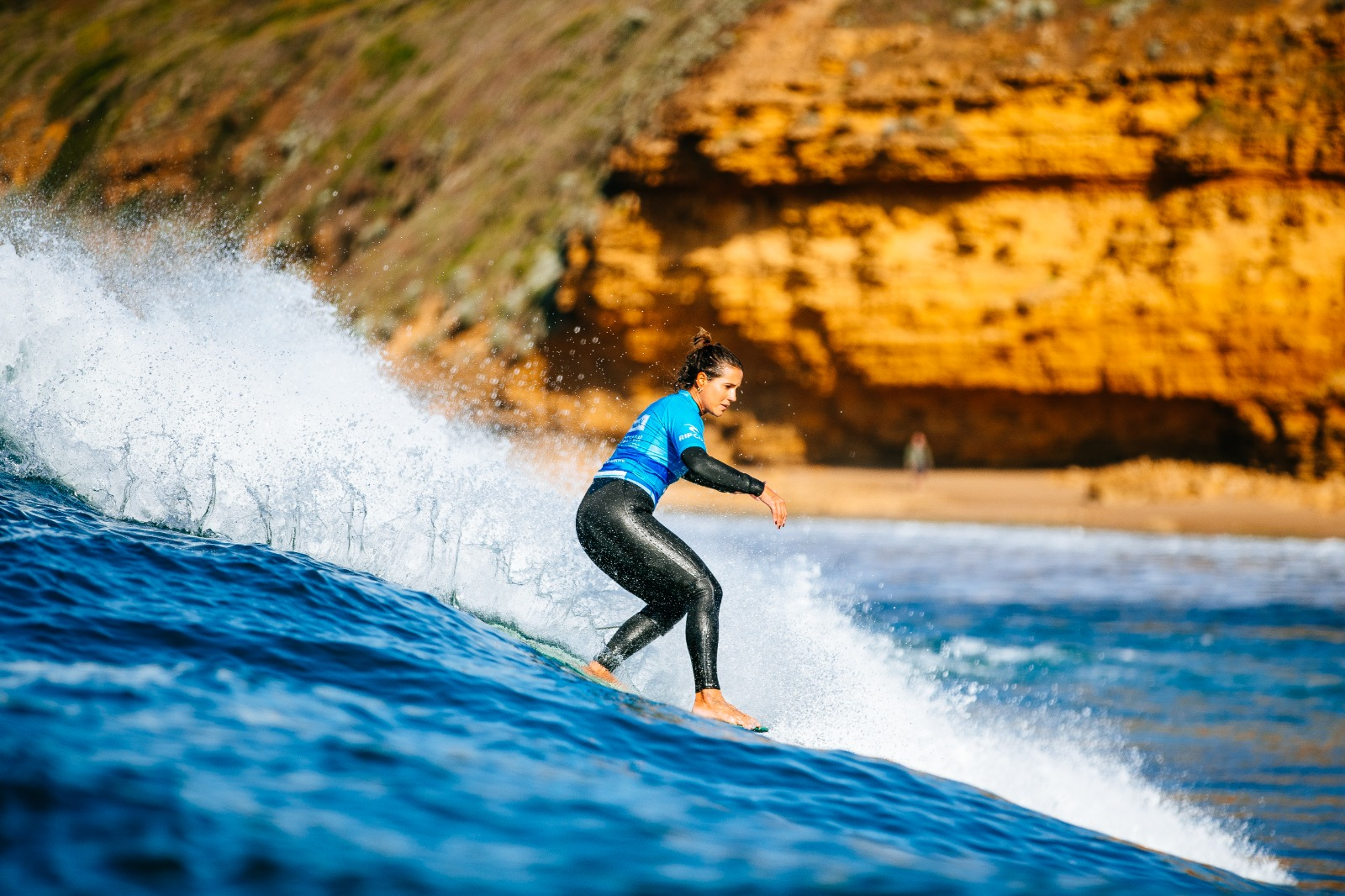 Chloé Calmon representa o Brasil no WSL Longboard Tour.