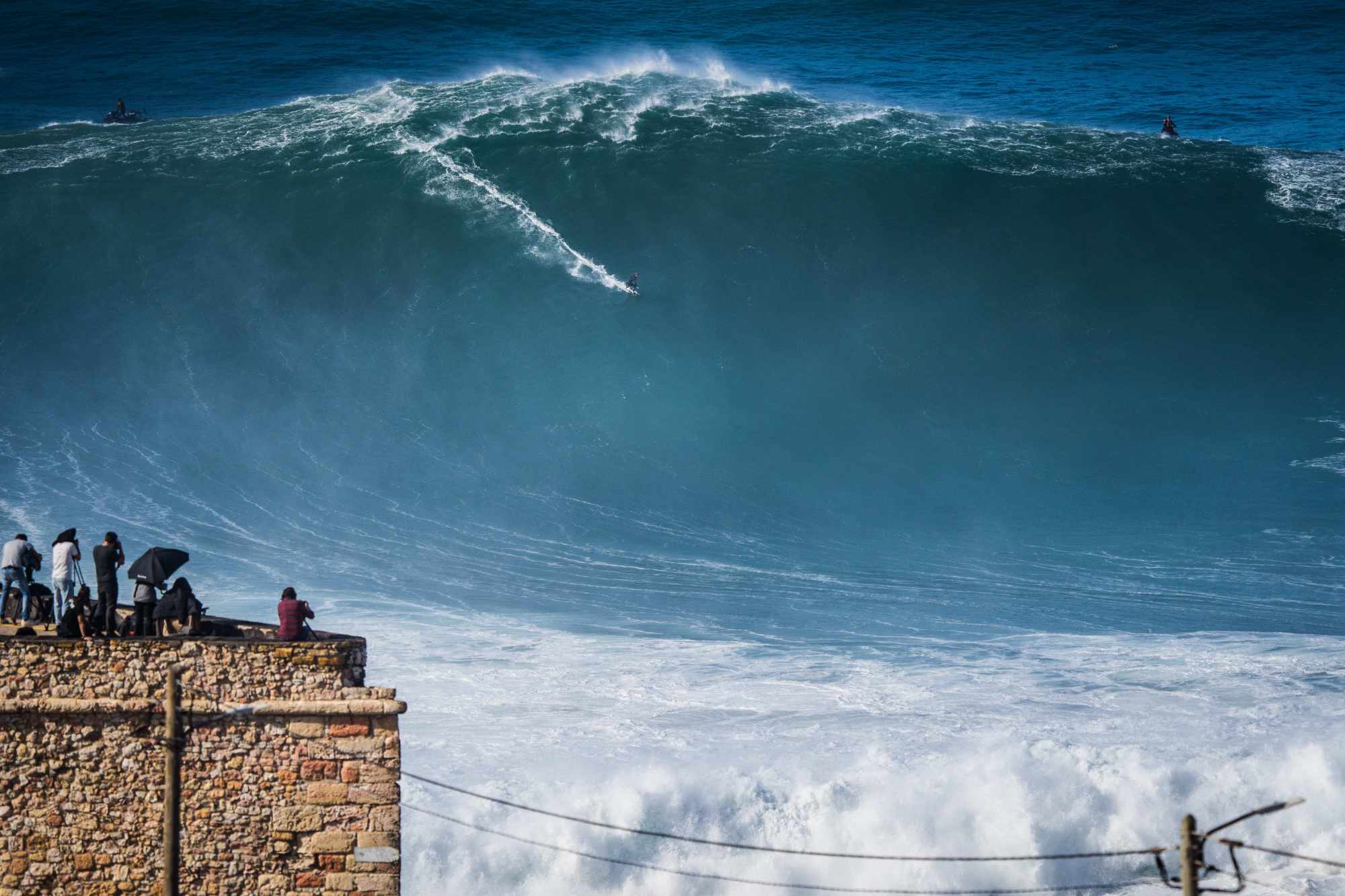 Sebastian Steudtner, da Alemanha, na Praia do Norte, Nazaré.