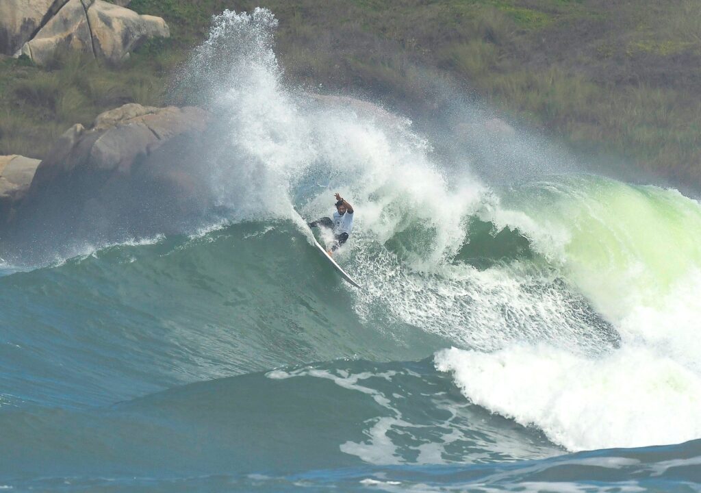 Marco-Giorgi em ação na Praia da Vila, Imbituba (SC).