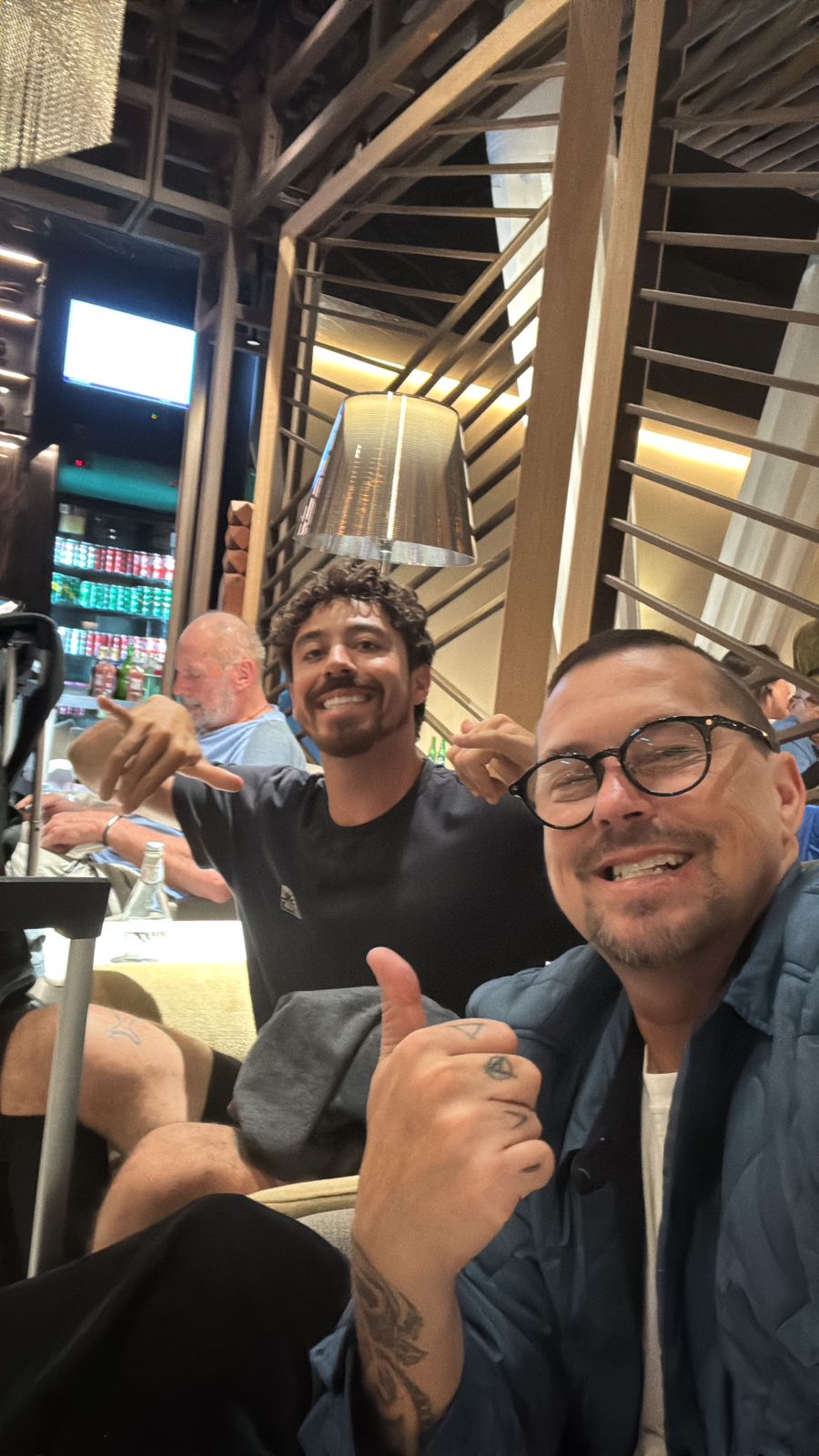 Yago Dora e Daniel Cortez embarcam para Austrália.
