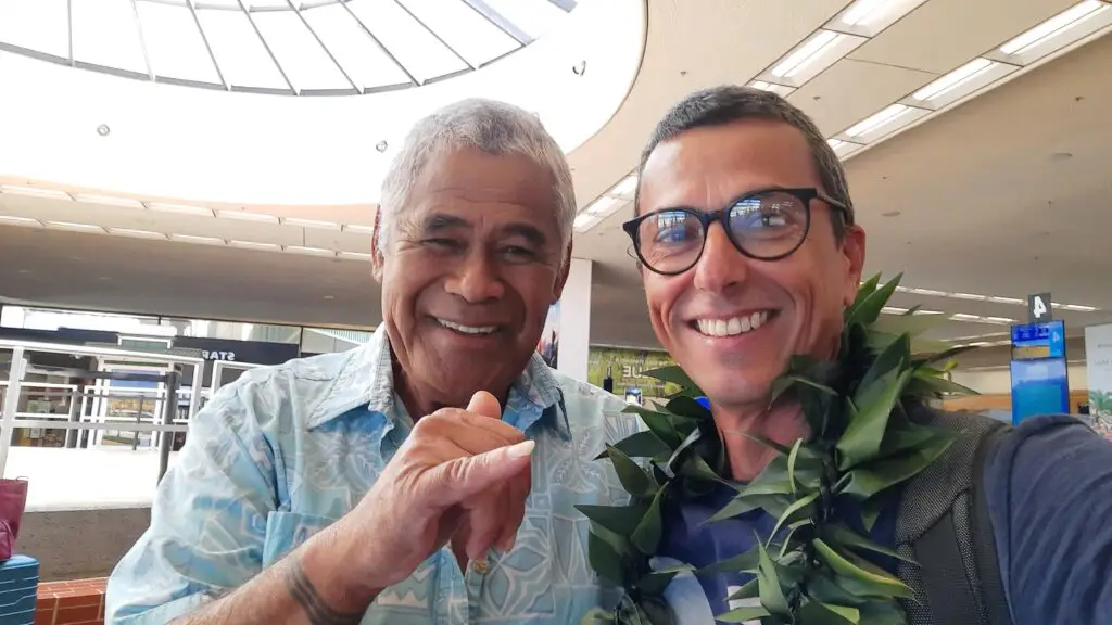 Em encontro no Havaí, Luciano Meneghello ao lado do mestre cultural Kimokeo Kapahulehua, uma das referências na preservação das tradições havaianas que inspiraram sua pesquisa.