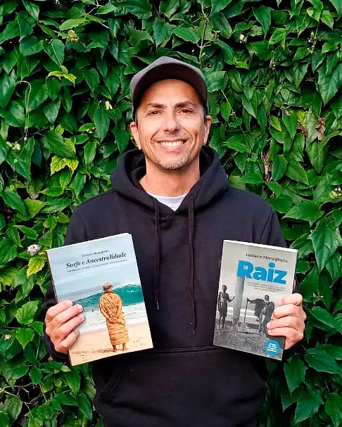 Luciano Meneghello apresenta Surfe e Ancestralidade, sua mais recente obra, ao lado de Raiz, livro lançado originalmente em 2020 e revisado em 2025.