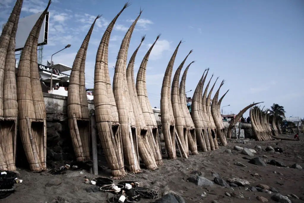Os tradicionais caballitos de totora, embarcações de junco utilizadas há milhares de anos na costa do Peru, são frequentemente apontados como uma das mais antigas formas de deslizar sobre as ondas ainda preservadas.