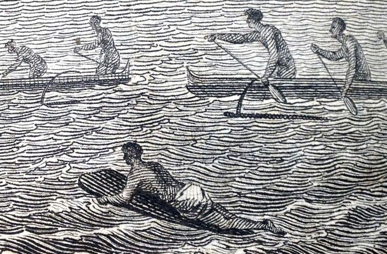 Detalhe de uma gravura baseada nos registros da terceira expedição do capitão James Cook ao Havaí. A imagem é considerada uma das primeiras representações conhecidas de uma prancha de surfe em publicações ocidentais.