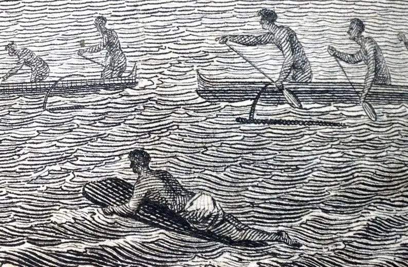 Detalhe de uma gravura baseada nos registros da terceira expedição do capitão James Cook ao Havaí. A imagem é considerada uma das primeiras representações conhecidas de uma prancha de surfe em publicações ocidentais.