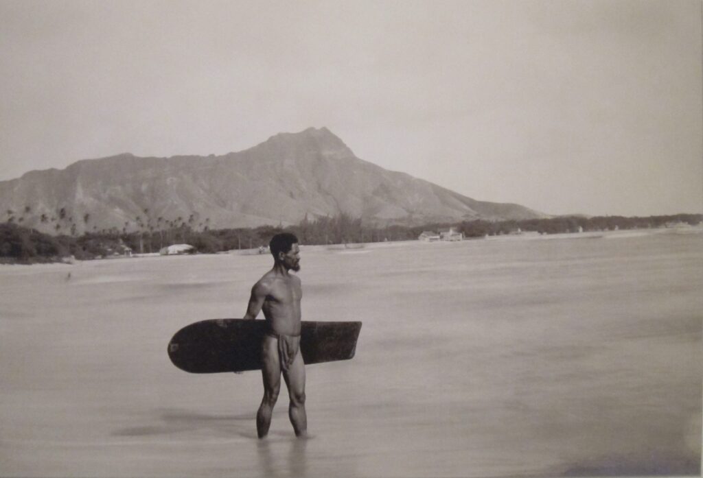 A paisagem de Waikiki, aos pés do Diamond Head, remete a um dos berços do surfe havaiano e da relação ancestral entre os povos polinésios e o oceano.