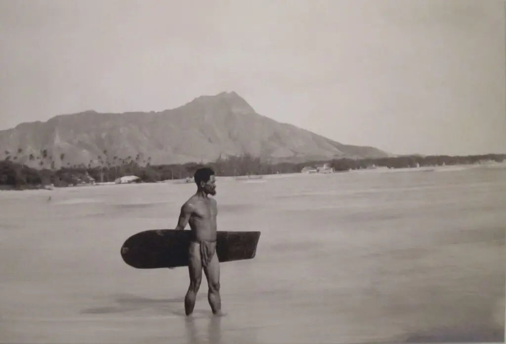 A paisagem de Waikiki, aos pés do Diamond Head, remete a um dos berços do surfe havaiano e da relação ancestral entre os povos polinésios e o oceano.
